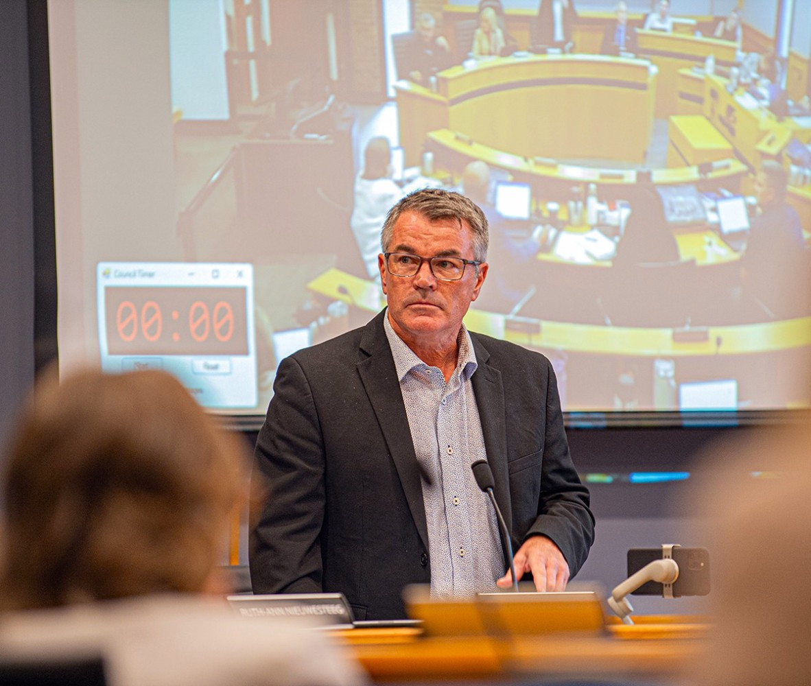 Complaint against Councillor Mike Strange dismissed after he rallied supporters to squeeze women out of public meeting