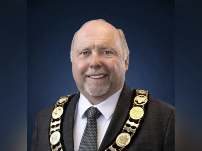 Amid fury over heavy-handed amalgamation demand, embattled Niagara Chair resigns over Hitler book