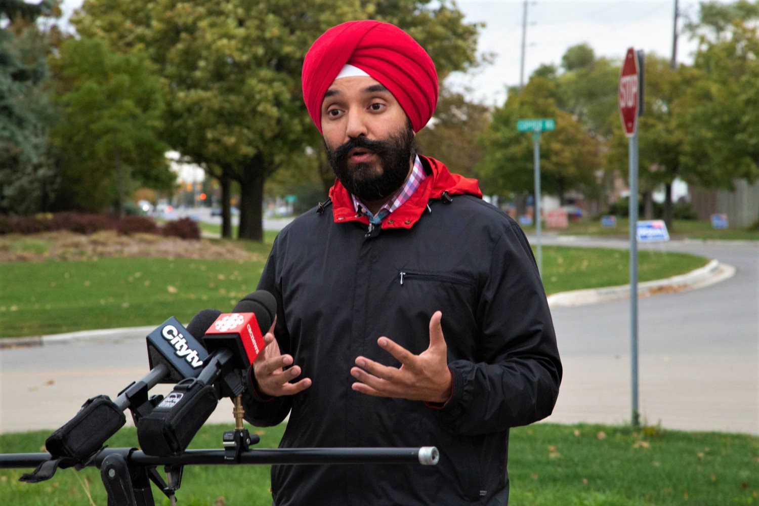 Navdeep Bains crashes Jason Kenney appearance in Brampton, sparking confrontation 